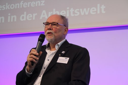 Ein Mann hält eine Rede