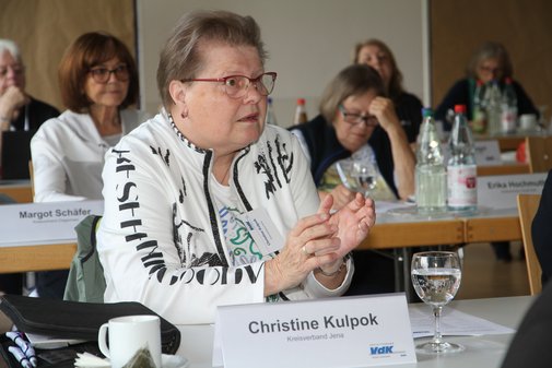 Eine Frau spricht