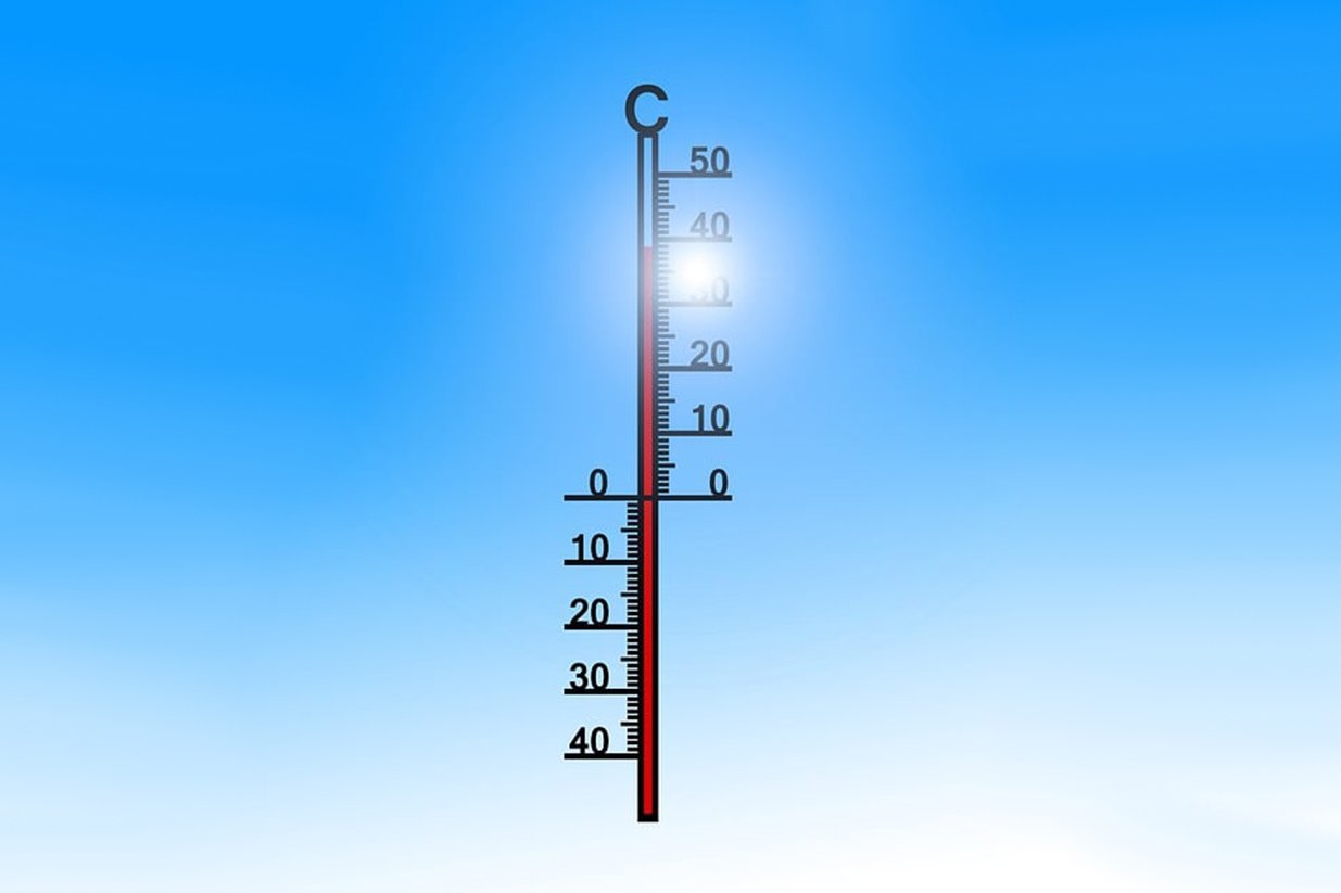 Ein Thermometer vor blauem Himmel zeigt 40 Grad an