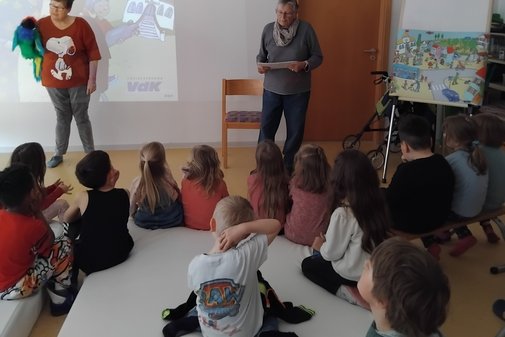 Mehrere Kinder und zwei Erwachsene