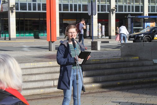 Eine Frau h&auml;lt eine Rede
