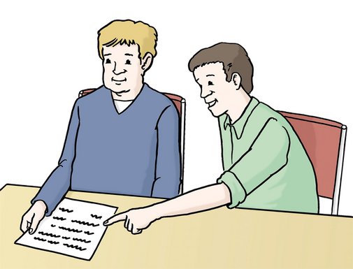 Zwei Personen sitzen an einem Tisch. Die eine Person zeigt auf ein Formular, das auf dem Tisch liegt.