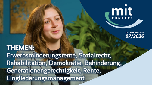Miteinander – Das TV-Magazin des VdK | Juli 2026 Freundlich schauende Frau mit braunem Haar im hellgrauen Blazer auf dem Cover des Miteinander-Videos vom Juli 2026