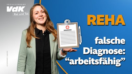 Rechtsexpertin h&auml;lt Klemmbrett mit Bericht in die Kamera