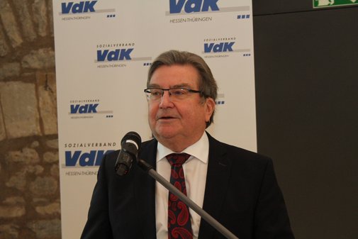 Ein Mann h&auml;lt eine Rede