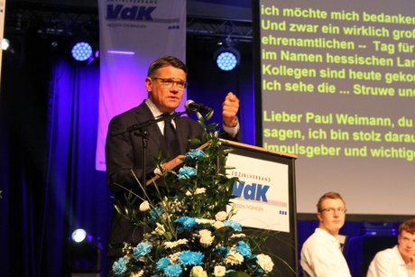 Ein Mann hält eine Rede