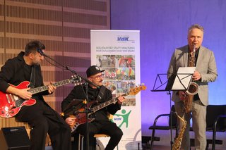 Musiker-Trio mit E-Bass, E-Gitarre und Saxophon 