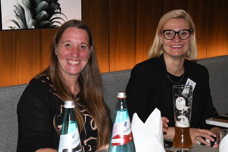 Zwei Frauen strahlen in die Kamera.