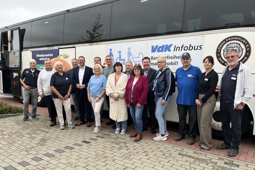 Mehrere Menschen vor einem Reisebus