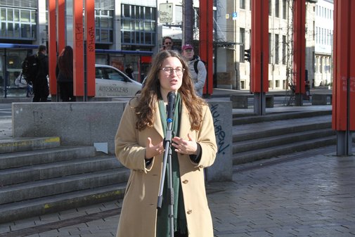 Eibe Frau h&auml;lt eine Rede