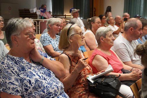 Blick ins Publikum in Pfungstadt Konzentrierte Zuhörer und Zuhörerinnen
