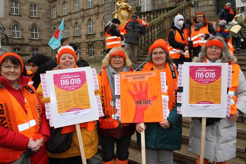 Fünf Frauen mit Schildern