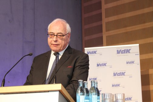 Ein Mann hält eine Rede