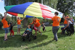 Mehrere Kinder und Erwachsene