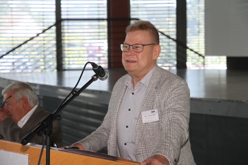 Ein Mann spricht am Mikrofon