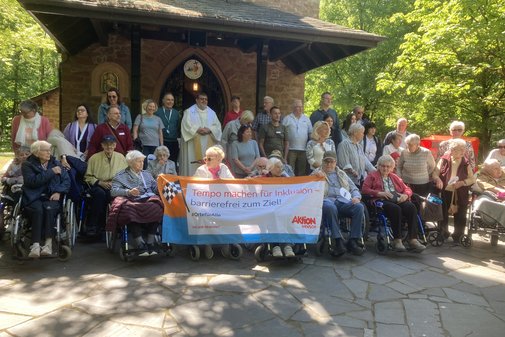 Viele Menschen vor einer Kapelle 