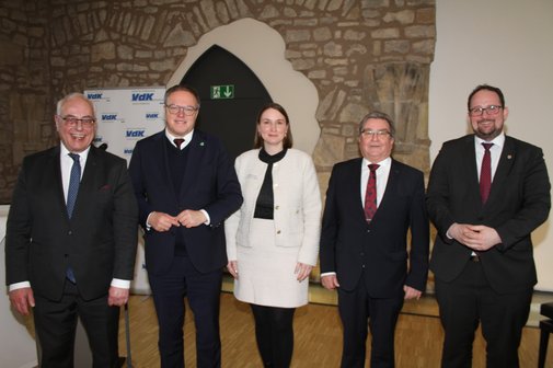 Vier M&auml;nner und eine Frau