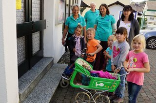 Vier Erwachsene und fünf Kinder