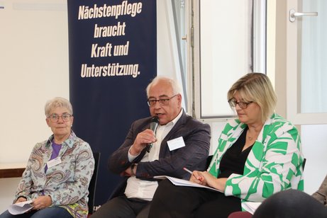 Zwei Frauen und ein Mann