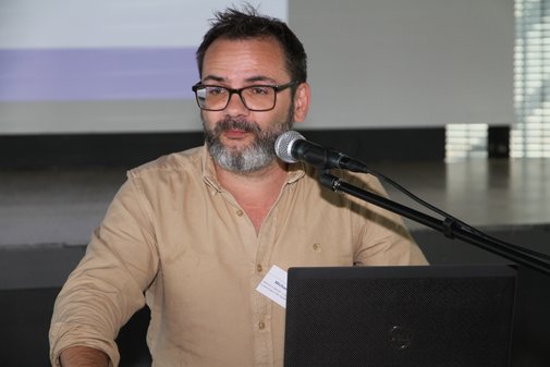 Ein Mann hält eine Rede am Mikrofon