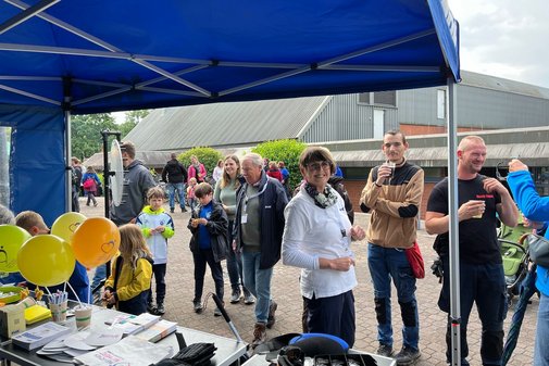 Mehrere Menschen an einem Informationsstand