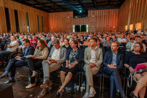 Blick vom Bühnenrand aus auf den gutgefüllten Saal 