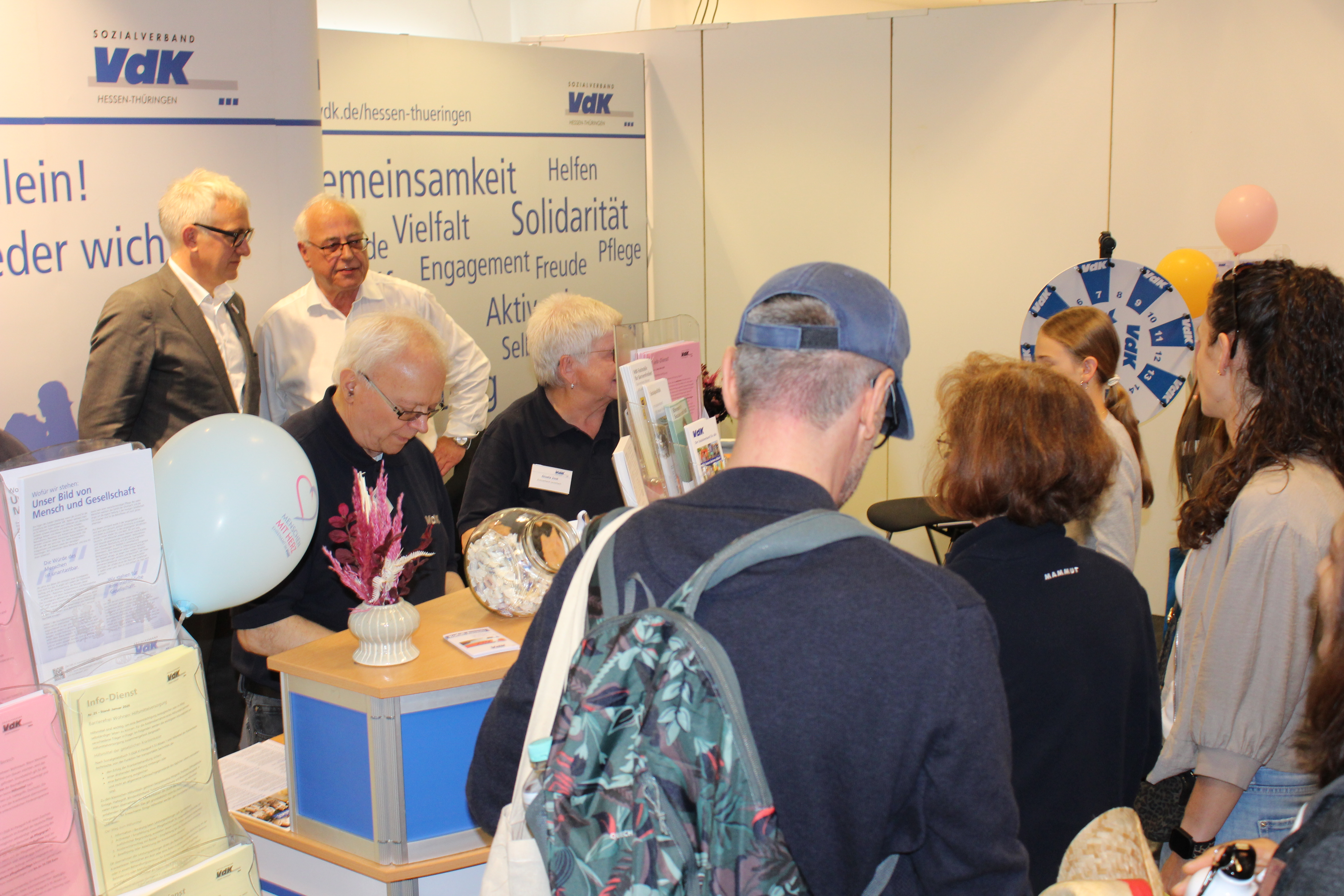 Viele Menschen am Stand des VdK auf dem Hessentag in Fulda