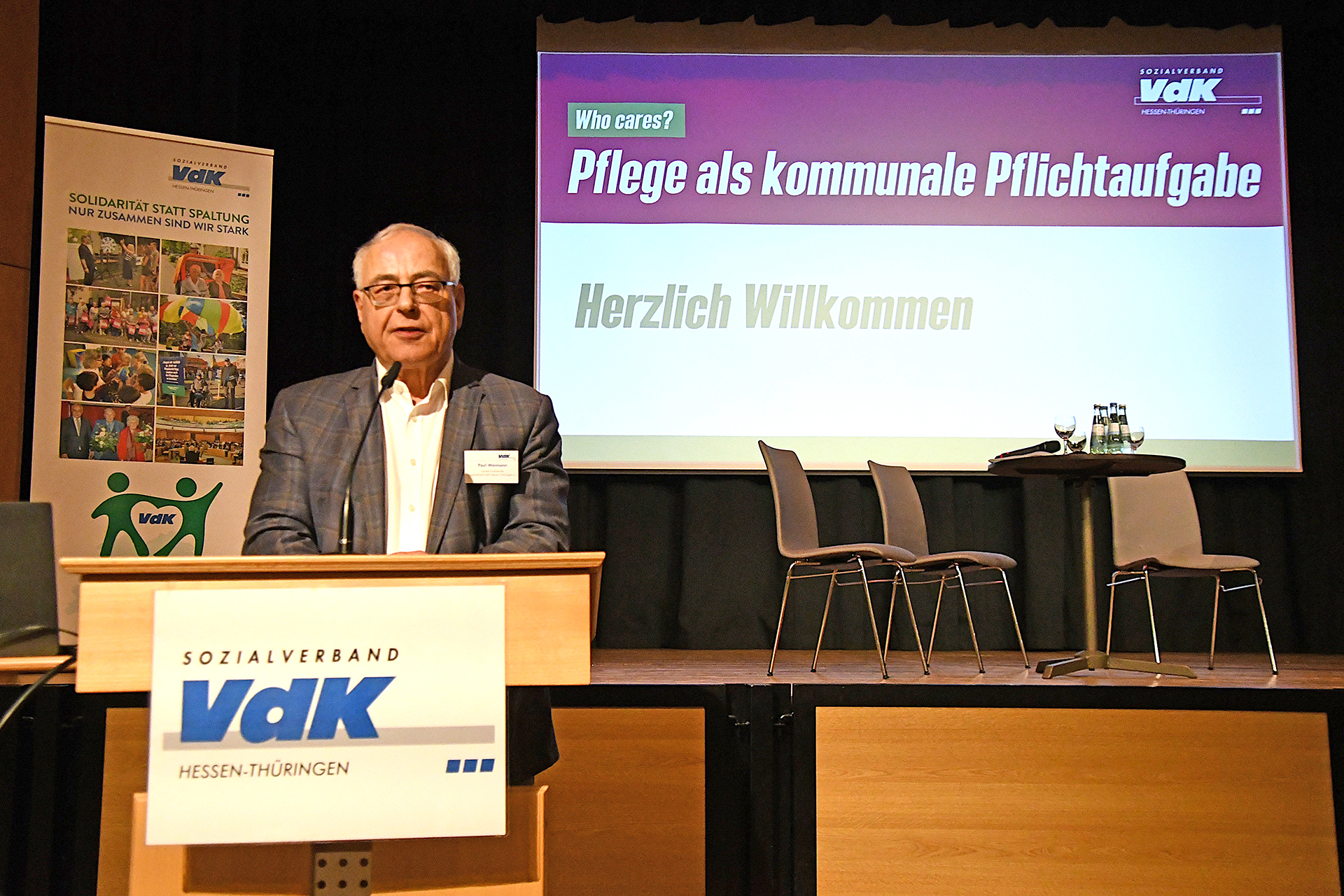 Ein Mann h&auml;lt eine Rede