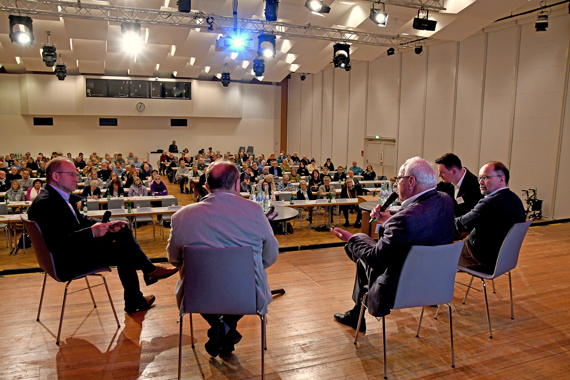 Blick in die vollbesetzte Halle