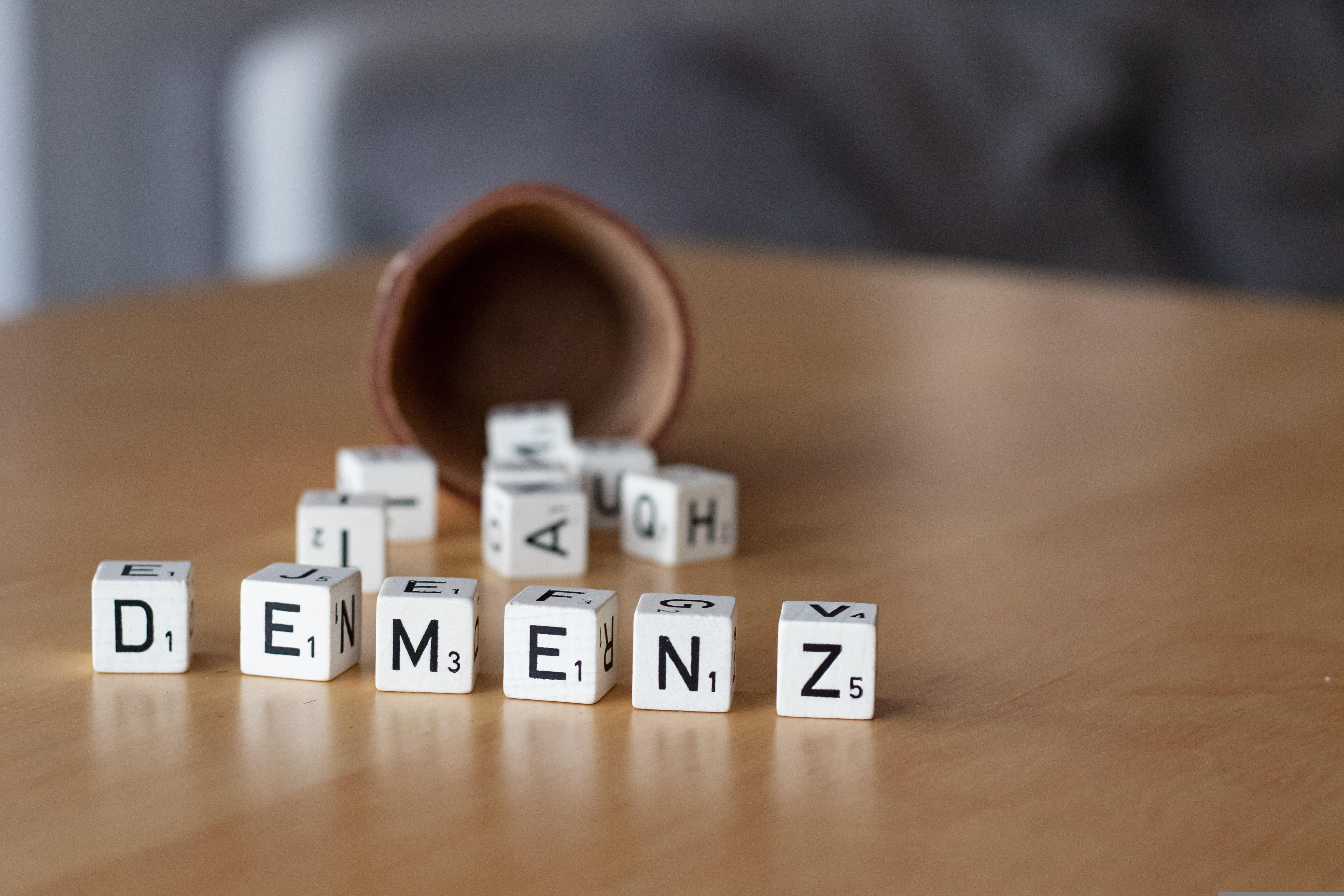 Würfel und eine Würfelbecher