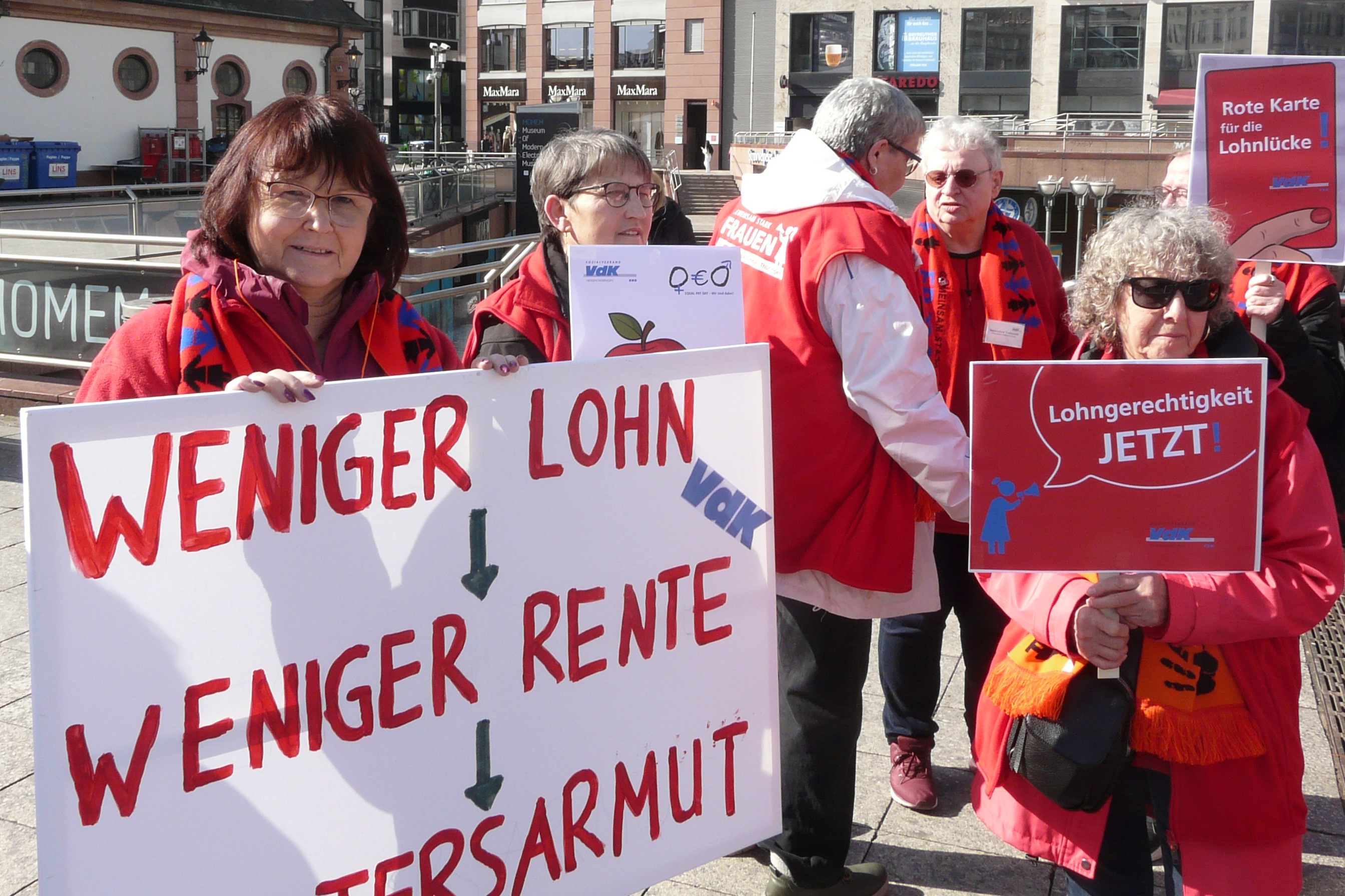 Mehrere Frauen mit Transparenten