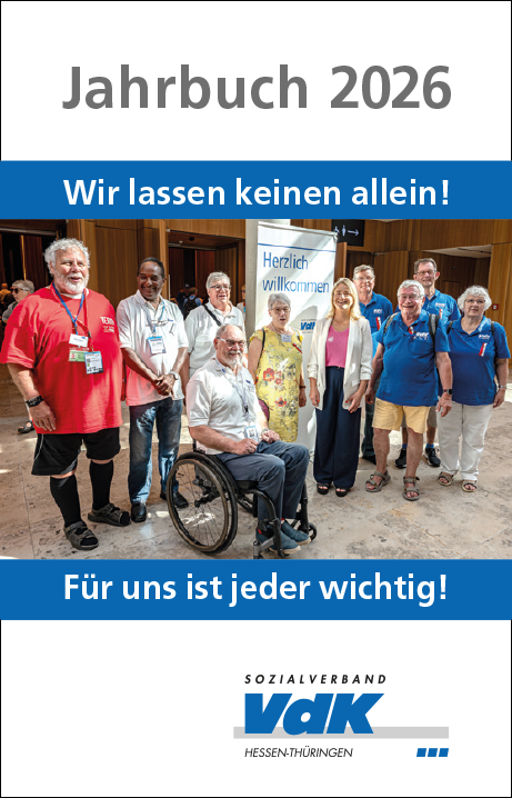Auf dem Bild ist die Titelseite des VdK-Jahrbuchs zu sehen: ein Mann und eine Frau, die im Rollstuhl sitzt. Es wurde im Rahmen einer Aktion zum Thema Nächstenpflege aufgenommen.
