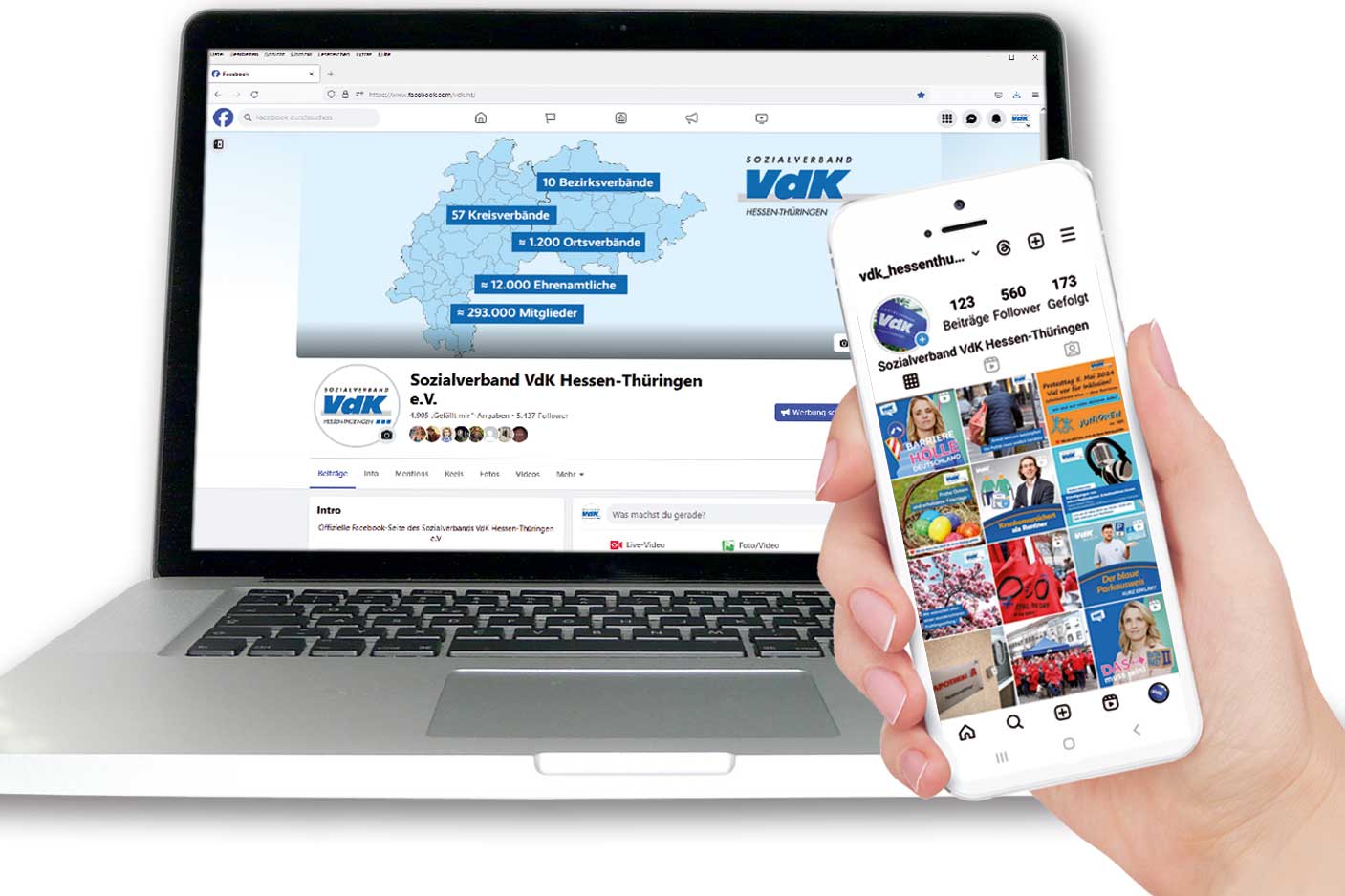 Das Bild zeigt eine Notebook, auf dem die Faceboo-Seite des VdK Hessen-Thürinbgen angezeigt wird. Daneben ist eine Hand zu sehen, die ein Smartphone hält, auf dem die Instagram-Seite geöffnet ist.