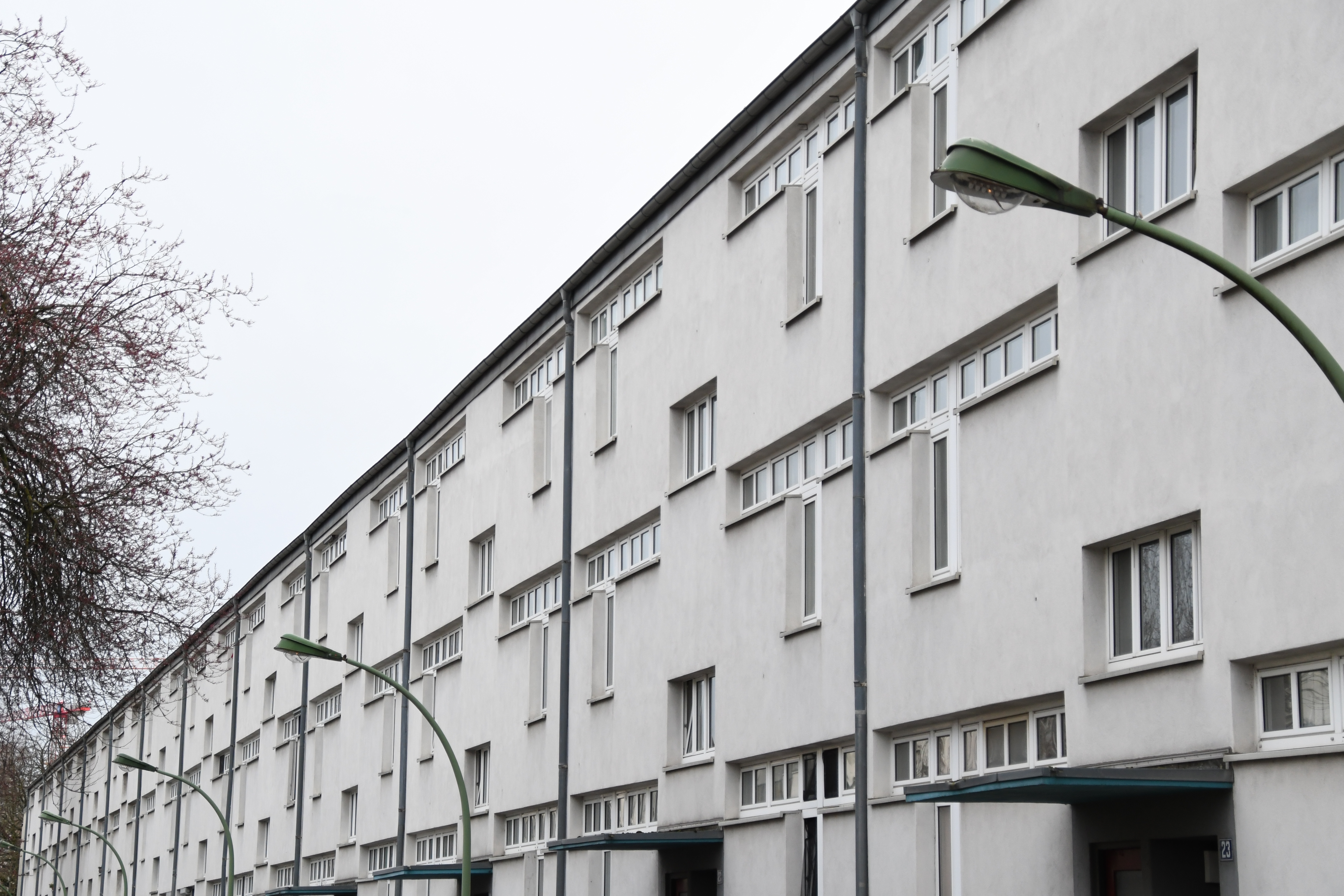 Ein wei&szlig; angestrichener Wohnblock mit drei Stockwerken