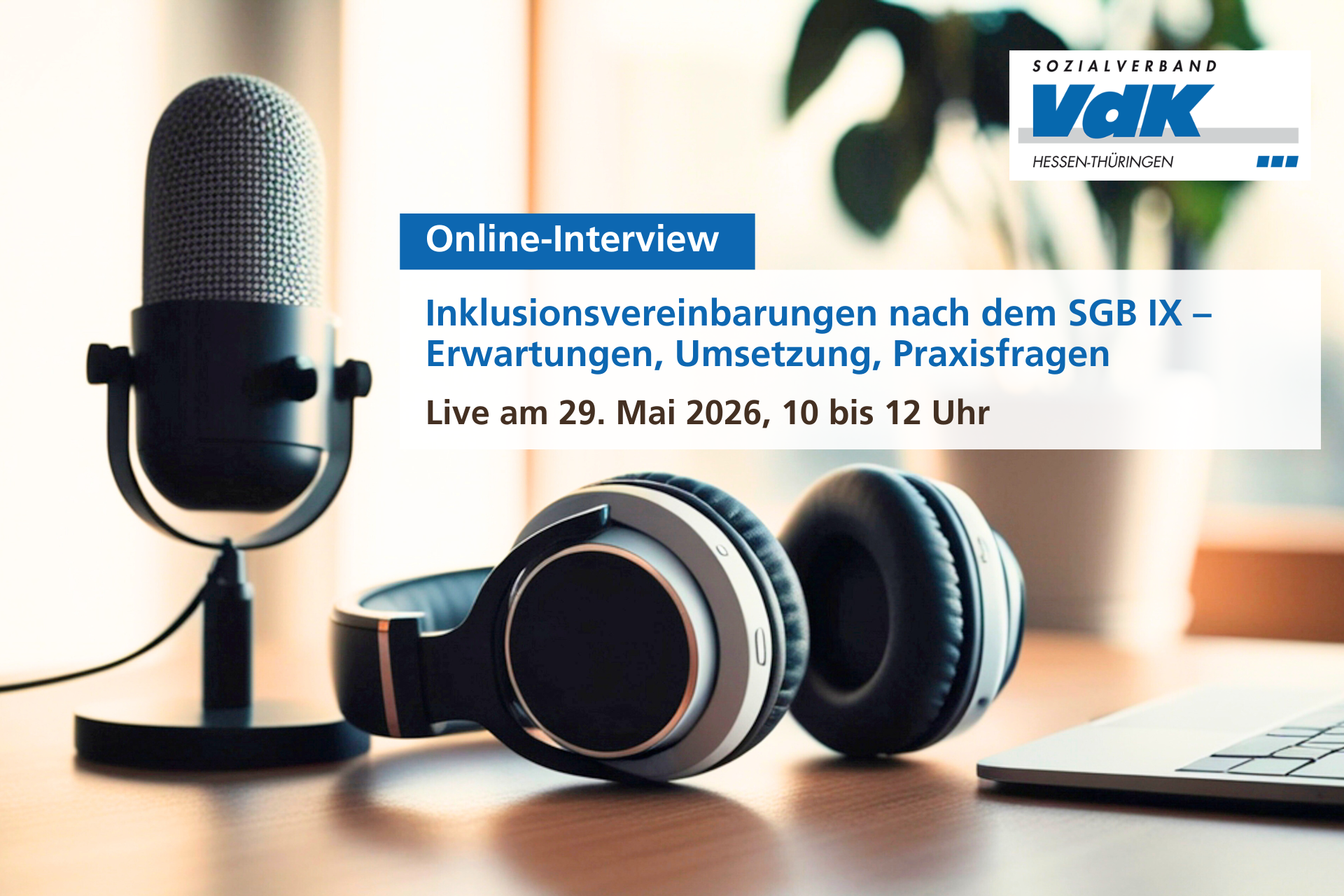 Eine Nahaufnahme von einem Mikrophon, einem paar Kopfhörer und einem Notebook auf einem Schreibtisch. Auf dem Bild steht folgender Text: Inklusionsvereinbarungen nach dem SGB IX – Erwartungen, Umsetzung, Praxisfragen, Live am 29. Mai 2026, 10 bis 12 Uhr