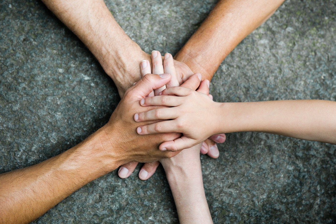 Hände zusammen für die VdK Gemeinschaft Fünf Personen legen jeweils eine Hand aufeinander, so dass ein Kreis bzw. ein Stern entsteht