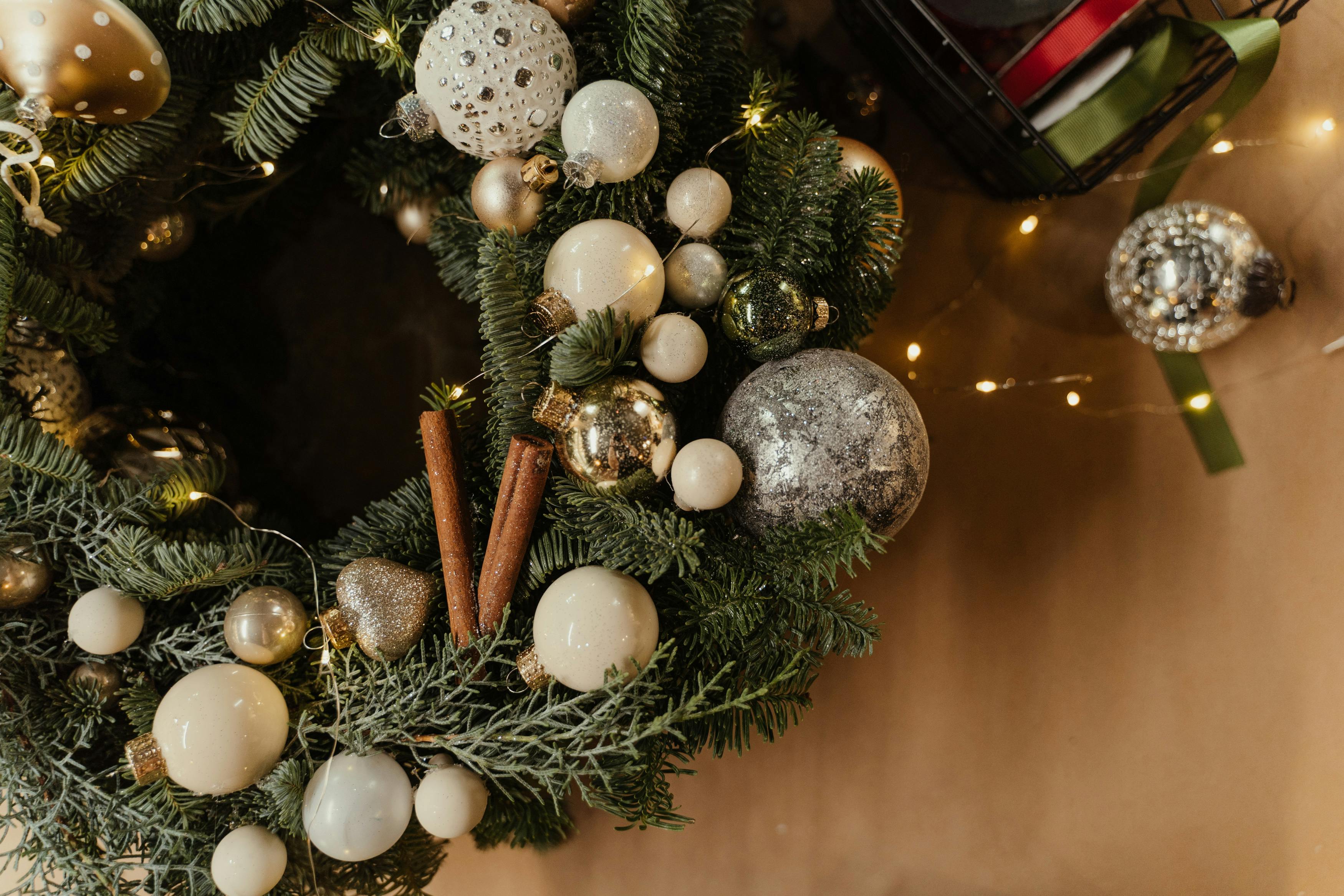 Festliche Adventsdekoration mit Tannenkranz und Kugeln