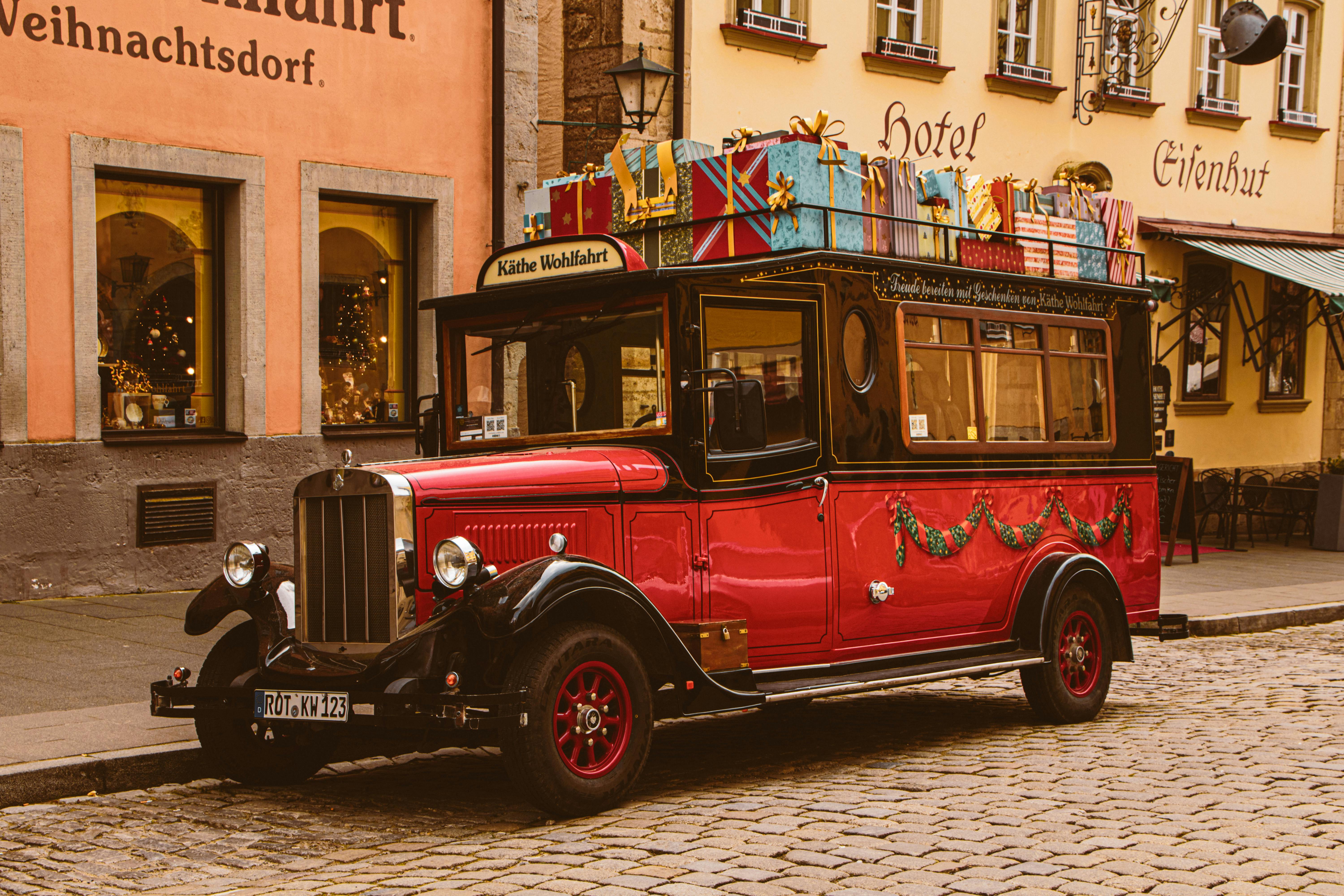 Weihnachtlicher Oldtimerbus in einer Altstadt