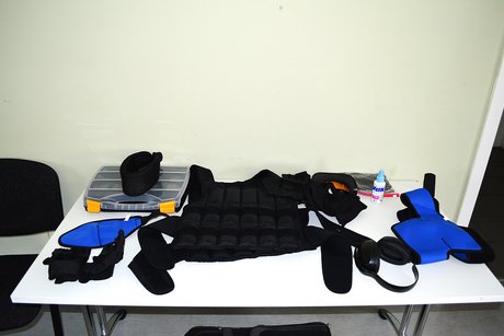Bestandteile des Alterssimulationsanzuges G.E.R.T.
