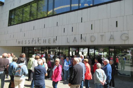 Fahrt Landtag 2026 4 Vor dem Eingang zum Landtag