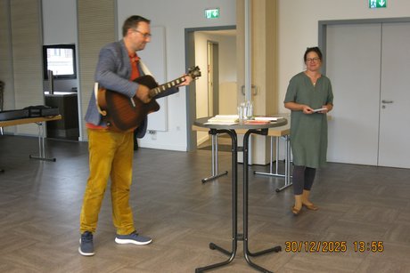 Pfarrer Cremers Gitarrenspiel