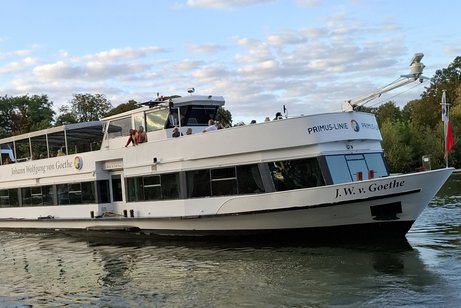 Ein Ausflugsschiff von der Primus-Linie. Man sieht den Bug, die Br&uuml;cke und die beiden Decks. Auf dem Bug steht der Name "J. W. v. Goethe"