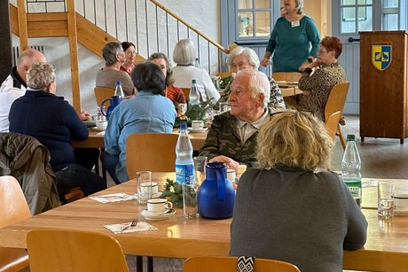 christine pfeiffer begr&uuml;sst die anwesenden