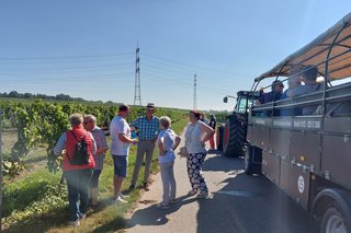 An einem Haltepunkt - Ausstieg und einige Erläuterungen zum Denkmal und Weinbau