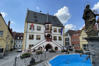 Marktplatz mit Brunnen und Rathaus