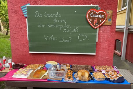 Die Kindertagesstätte bot im Außengelände Kaffee, Kuchen und sonstige Getränke an.