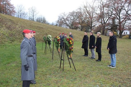 Menschen vor den Denkmal