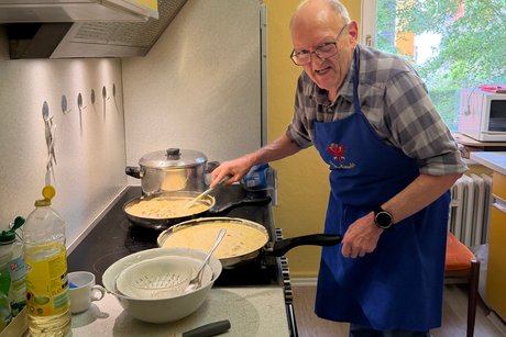 "Chefkoch" Hans-Jürgen Boeckhoff bei der Vorbereitung des Jubiläumsmenüs. "Chefkoch" Hans-Jürgen Boeckhoff bei der Vorbereitung des Jubiläumsmenüs.