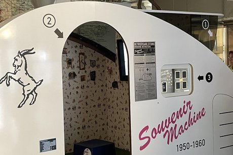 In der Souvenir Maschine sind viele Dinge zu sehen, die früher verschenkt wurden