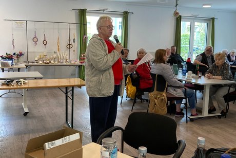 Die Vorsitzende Angelika Stoltze begr&uuml;&szlig;t die Anwesenden